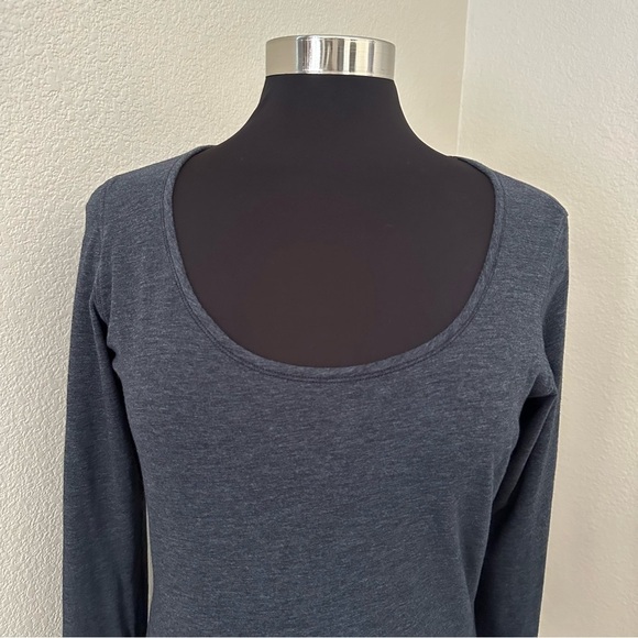 Lululemon Woman’s Gym Yoga Stretchy Long Sleeve Heathered Gray Pullover Top - Picture 3 of 10
